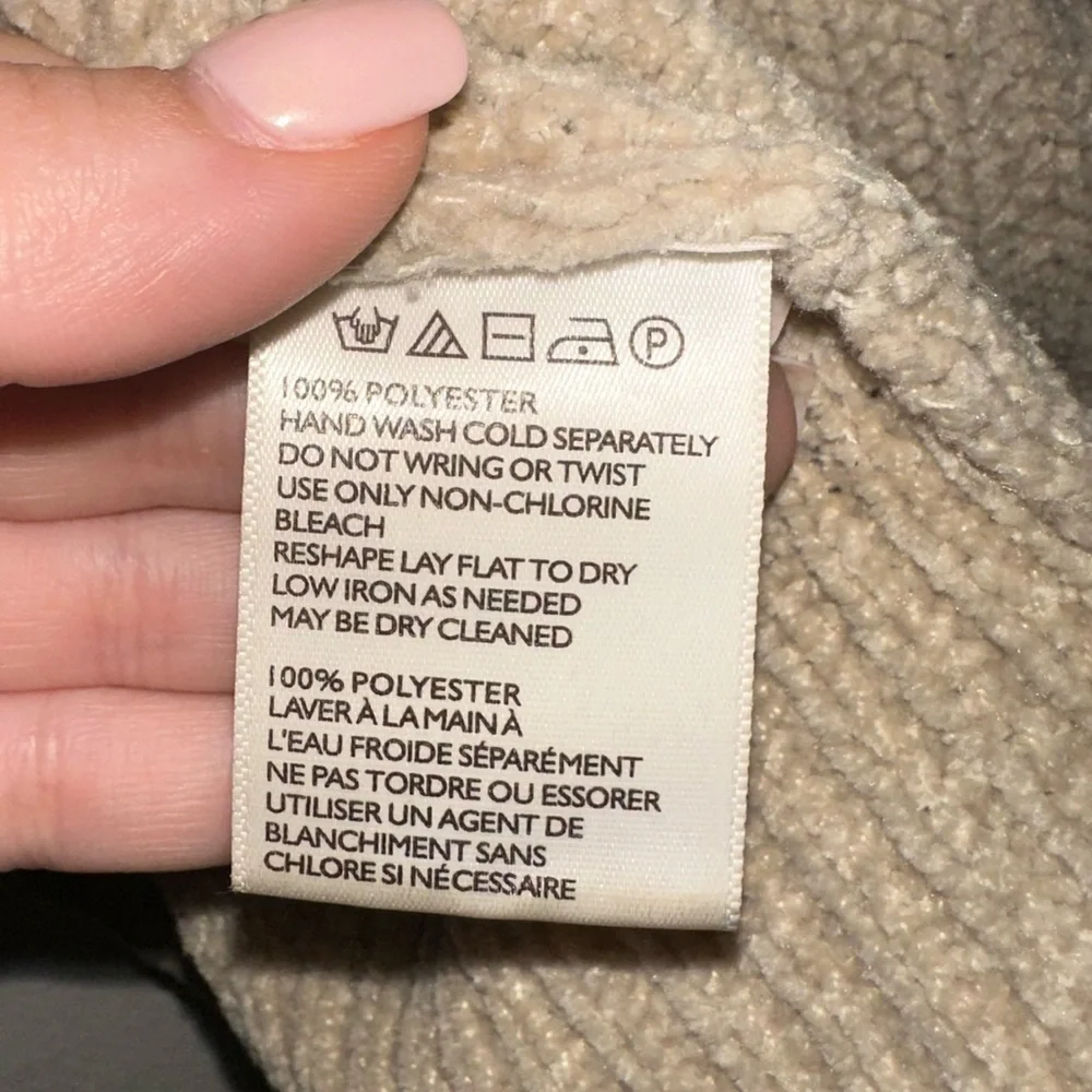 Urban Outfitters women’s cream v neck soft knit cropped sweater L winter fall